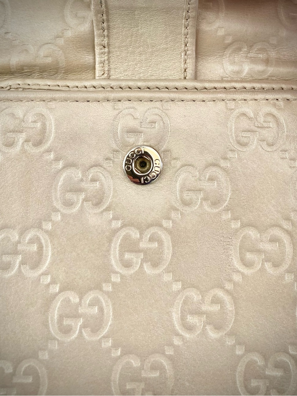 Gucci Cream Embossed GG Heart Logo Compact Wallet - Picture 8 of 11